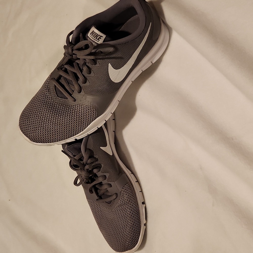 Womens nike shoes size 9.5